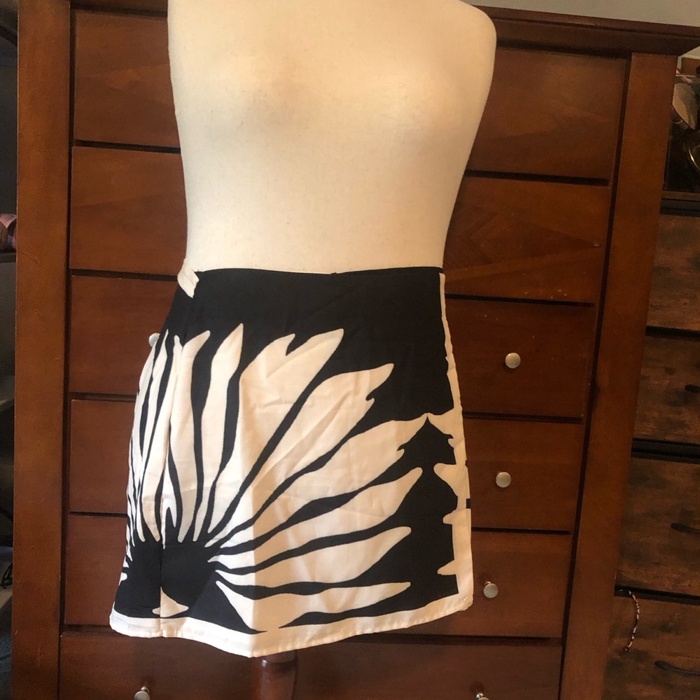 SHEIN Black and White Floral Burst Mini Skirt